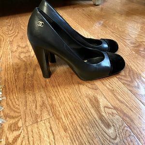 Chanel vintage black pumps
